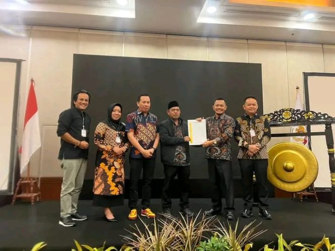 
					Siswanto saat menerima mandat sebagai ketua panitia pengarah (SC) musyawarah Nasional Asosiasi DPRD Kabupaten seluruh Indonesia (ADKASI).