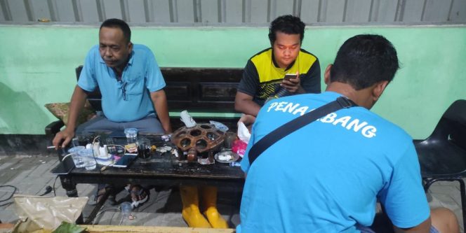 
					Para penambang minyak sumur timba Ledok mengungkapkan rasa kekecewaanya terkait keputusan PT BPE Blora(foto jayusman Grib jaya)