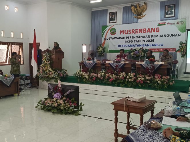 
					Plt. Camat Banjarejo, Heksa Wismaningsih, saat memberikan sambutan pada acara MUSRENBANG Kecamatan Banjarejo pada hari kamis, 13 Februari 2025 (foto Dian Pratama).