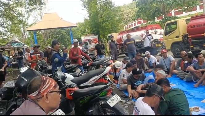 
					Para Penambang Minyak Sumur Timba Ledok, gelar aksi damai dengan ngopi bareng di area pintu masuk Pertamina Ledok (foto Dian Pratama)