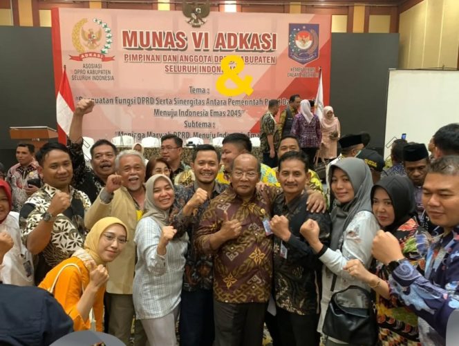 
					Siswanto Wakil Ketua DPRD Blora Terpilih menjadi Ketua ADKASI ditemani anggota DPRD Blora saat menghadiri Munas di jakarta (foto Helmi Hidayat)