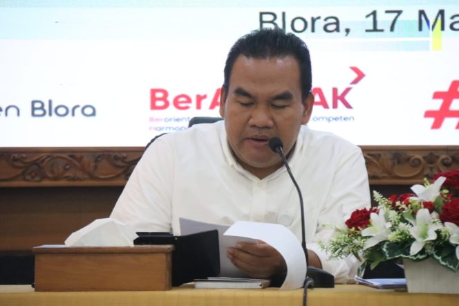 Bupati Blora, Arief Rohman saat memberikan sambutan saat rapat terkait program sekolah rakyat (foto istimewa)