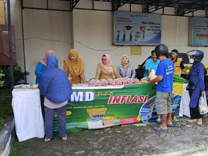 
					Perumda Bank Blora Artha Peduli inflasi dengan menggelar pasar murah di parkiran kantor bank Blora Artha(foto Dian Pratama)