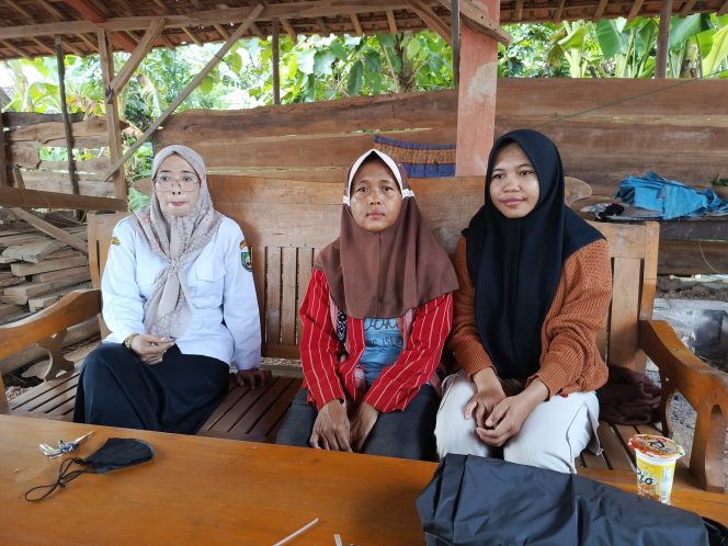 Salah satu keluarga korban kecelakaan kerja jatuhnya crane di RS PKU Muhammadiyah dari Desa Bacem, Jepon, Blora (foto kaji Becky)