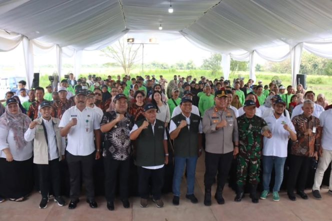 
					Bupati Blora Arief Rohman gelar acara panen raya dan rembug tani bersama pupuk petroganik dan ratusan petani di desa kamolan, Blora (foto istimewa).