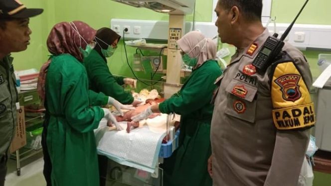 
					Bayi laki laki yang ditemukan disemak semak hutan jati Desa Semanggi, Jepon,Blora. (Foto istimewa)