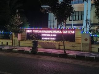 Tampak depan kantor Dinas Pemberdayaan Masyarakat dan Desa di Kabupaten Blora di malam hari (foto istimewa)