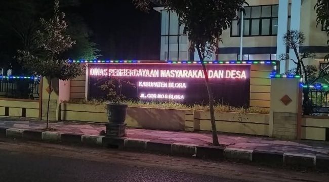 Tampak depan kantor Dinas Pemberdayaan Masyarakat dan Desa di Kabupaten Blora di malam hari (foto istimewa)