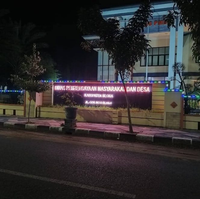 Tampak depan kantor Dinas Pemberdayaan Masyarakat dan Desa di Kabupaten Blora di malam hari (foto istimewa)