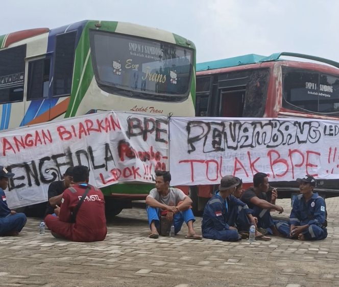 
					Ratusan Penambang Minyak Sumur Timba Ledok ikut mendampingi Ketua PPMSTL Yang diundang oleh Pertamina, BPE dan Forkopimda di Hotel Azana (foto Moch Subecky).