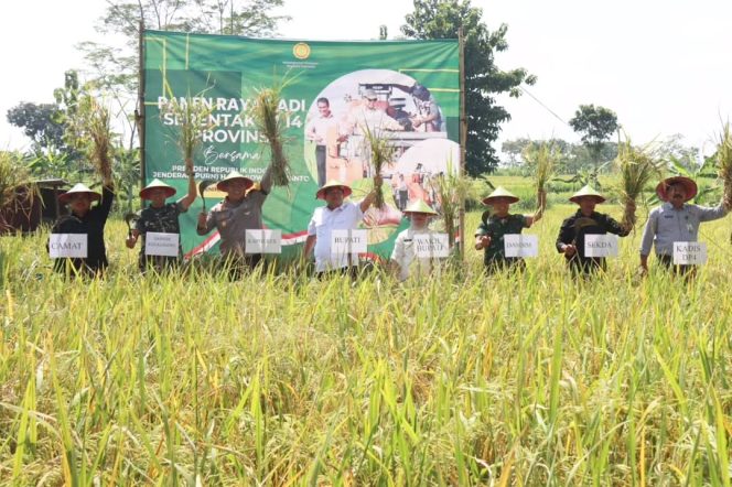 Bupati Blora Arief Rohman dan jajaran Forkopimda mengikuti Panen Padi Serentak Nasional di 14 provinsi di seluruh Indonesia (foto istimewa)
