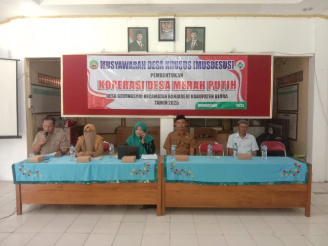 
					Kepala Desa Gedongsari, Kecamatan Banjarejo, Irfan Zamroni membuka MUSDESus pembentukan Koperasi Desa Merah Putih 