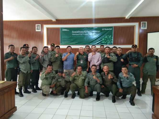 
					Polres Blora Bersama Perhutani KPH Randublatung sedang memeriksa dan mengevaluasi senjata api pada petugas perhutani 