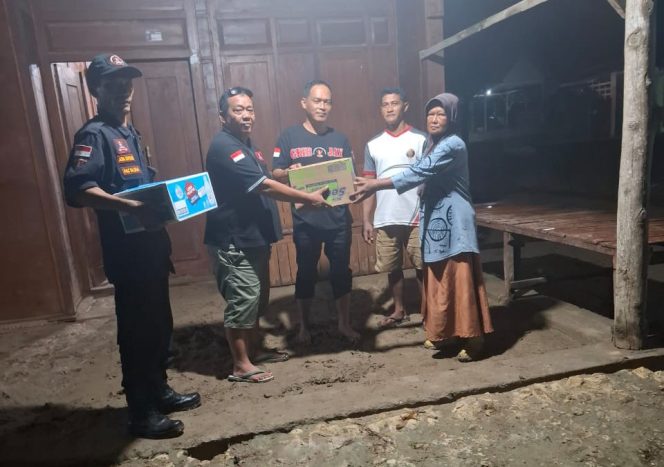 Ketua GRIB Jaya Blora, Sugiyanto serahkan bantuan sembako terhadap korban banjir di Jurangjero Sidomulyo Kecamatan Banjarejo Blora (kaji Becky).