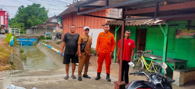 Kepala Desa Gedongsari, Irfan Zamroni bersama anggota BPBD Blora Tinjau Lokasi Banjir di Gedongsari Kecamatan Banjarejo Blora.