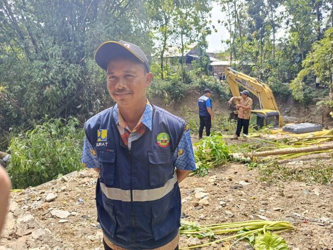 
					Kepala Bidang SDA,Surat bersama BBWS Bengawan Solo dan Pemali Juana melakukan normalisasi sungai gambiyo di Gedongsari (Foto Pratama Dian).