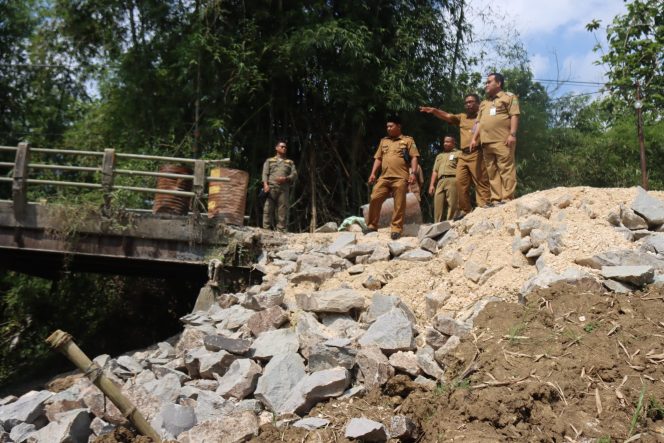 
					Bupati Blora Arief Rohman, saat meninjau lokasi Jembatan Temuwoh, Senin (23/6/2025). Foto Blorakab.go.id.