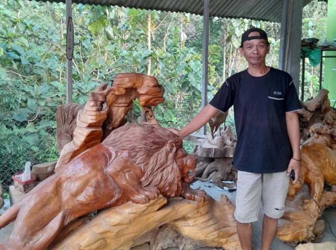 
					Perajin di Desa Jiken, Kecamatan Jiken, Kabupaten Blora justru tetap setia mengukir seni dari akar kayu jati. Foto Blorakab.go.id.
