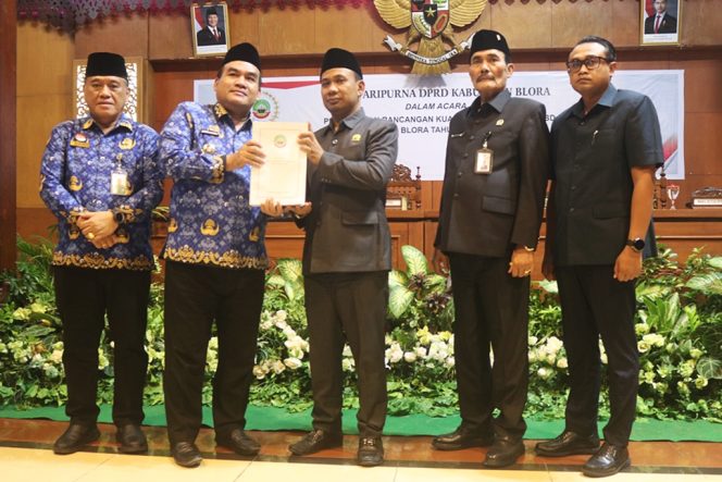 
					Bupati Blora, Arief Rohman bersama Ketua DPRD Blora, Mustopa dan wakilnya menghadiri rapat paripurna penyampaian rancangan Perubahan APBD Blora 2025.