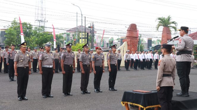 
					Sebanyak 74 personel Polres Blora mendapat kenaikan pangkat, sekaligus digelar wisuda purnawirawan Polri periode TMT 1 Januari hingga 1 Juli 2025. Foto Humas.