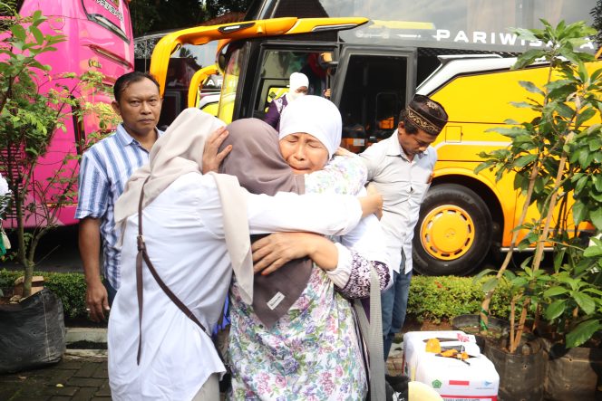 
					Sebanyak 221 jemaah haji asal Kabupaten Blora dari Kloter 57 SOC akhirnya tiba di tanah air dalam keadaan selamat dan sehat. Foto Humas.