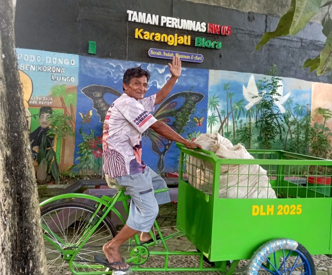 Dinas Lingkungan Hidup (DLH) setempat membagikan 26 becak sampah ke sejumlah wilayah di Blora. Foto Humas.
