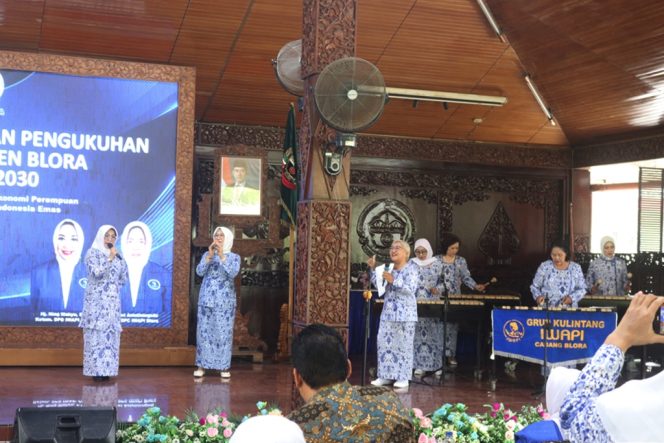
					Aksi panggung grup musik kulintang dari Ikatan Wanita Pengusaha Indonesia (IWAPI) Cabang Blora. Foto Humas.