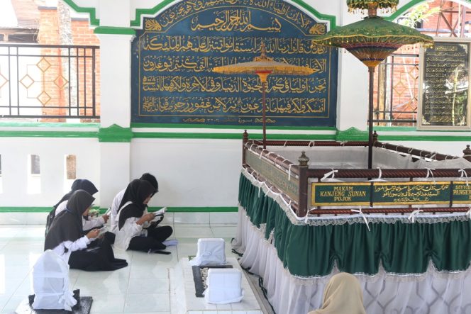 Sejumlah siswa SMK khusyuk berdoa di makam Sunan Pojok Blora. Foto Humas.