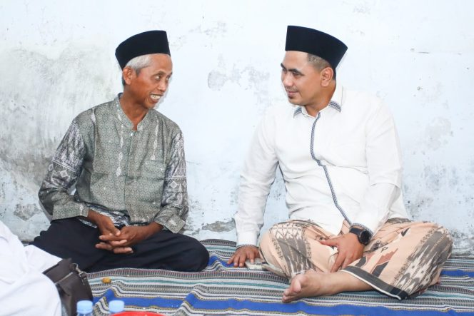 
					Wakil Gubernur Jawa Tengah, Taj Yasin mengunjungi Ahmad Zuhdi (63), guru Madrasah Diniyah (Madin) Roudhotul Mutaalimin, di Desa Jatirejo, Kecamatan Karanganyar, Kabupaten Demak, Sabtu (19/7/2025). Foto Humas.