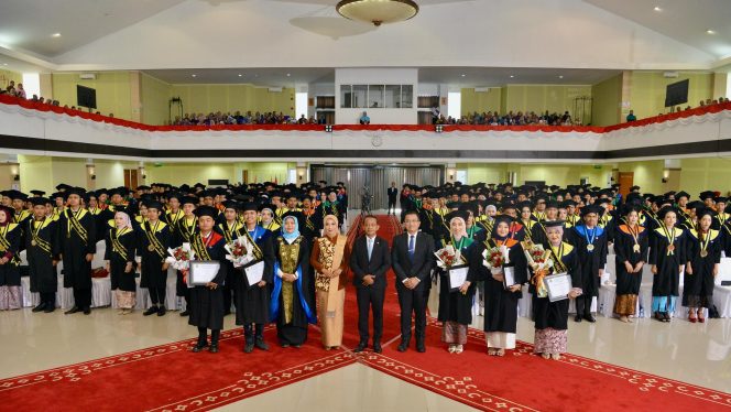 
					Bahlil Lahadalia saat menghadiri Wisuda ke-54 Sarjana Terapan Politeknik Energi dan Mineral (PEM) Akamigas di Blora, Jawa Tengah, Kamis (17/7/2025). Foto ESDM.