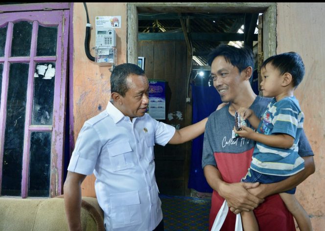 
					Menteri Energi dan Sumber Daya Mineral (ESDM) Bahlil Lahadalia melakukan kunjungan ke Kabupaten Blora, Jawa Tengah, Kamis (17/7/2025). Foto ESDM.