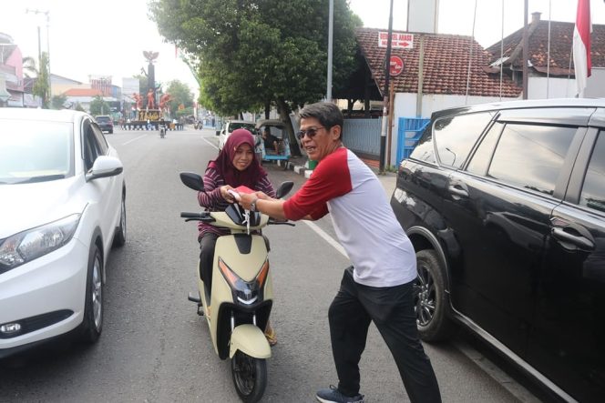 
					Dinkominfo Kabupaten Blora menggelar pembagian bendera merah putih kepada pengendara motor dan mobil di Jalan Pemuda, Jumat (8/8/2025). Foto Humas.