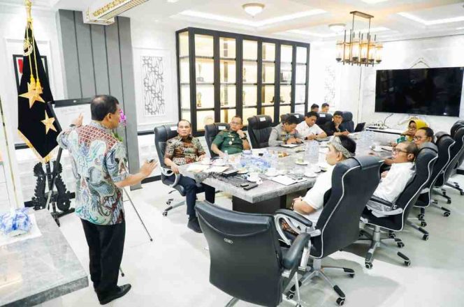 
					Gubernur Jawa Tengah Ahmad Luthfi menggelar rapat terbatas bersama Forum Komunikasi Pimpinan Daerah (Forkopimda) Jateng di kantornya, Kamis (14/8/2025). Foto Humas.