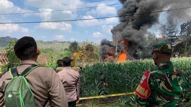 
					Kebakaran sumur minyak di Dukuh Gendono, Desa Gandu, Kecamatan Bogorejo, Kabupaten Blora, Minggu (17/8/2025) siang. Foto Humas Polres.