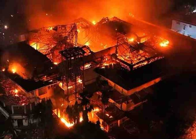 
					DPRD Kota Makassar terbakar. Foto tangkapan layar.