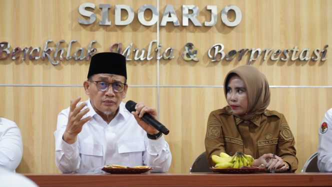 
					Wamenag Romo Muhammad Syafii (kiri) dan Wakil Bupati Sidoarjo Mimik Idayani (kanan). Foto Kemenag.