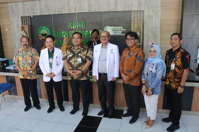 Arief saat menghadiri acara Sosialisasi Layanan BPJS Kesehatan dan HUT RSUD Samin Surosentiko, Randublatung. Foto Humas.