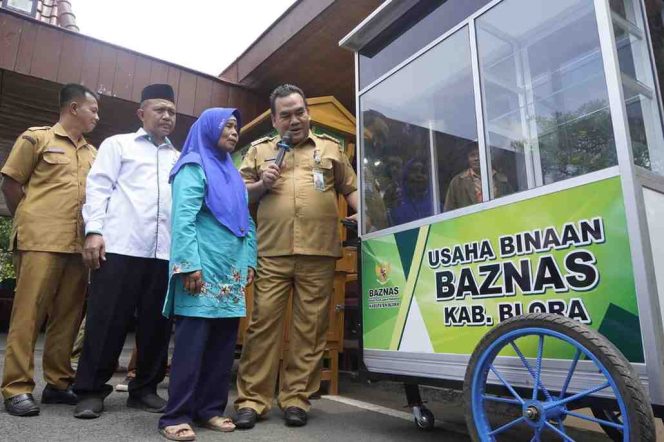 
					105 Warga Blora Terima Bantuan Usaha dari Baznas, Ada Ayam Petelur hingga Gerobak