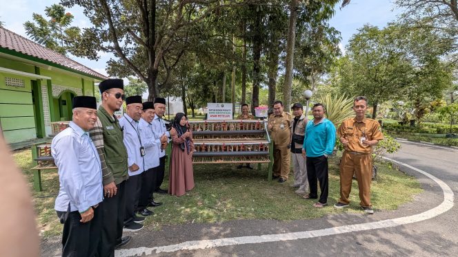 
					Bupati Blora Arief Rohman bersama pengurus BAZNAS Blora menyerahkan bantuan ayam petelur bagi masyarakat Blora 