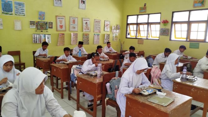 
					Pelajar Antusias Nikmati Program Makan Bergizi Gratis dari Polres Blora