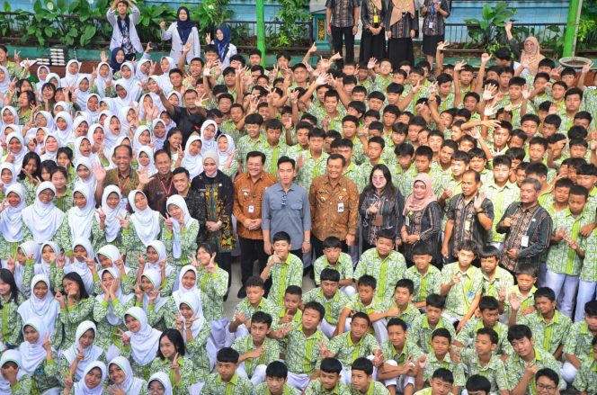 
					Gubernur Luthfi Dampingi Wapres Gibran Pantau Program MBG di Salatiga