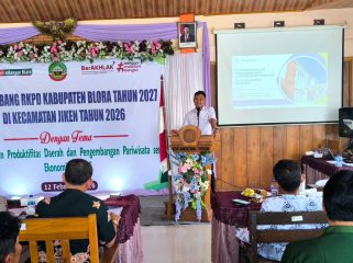 Adiria Anggota DPRD Blora dari Gerindra saat memberikan arahan dalam musdes di salah satu desa kecamatan jiken