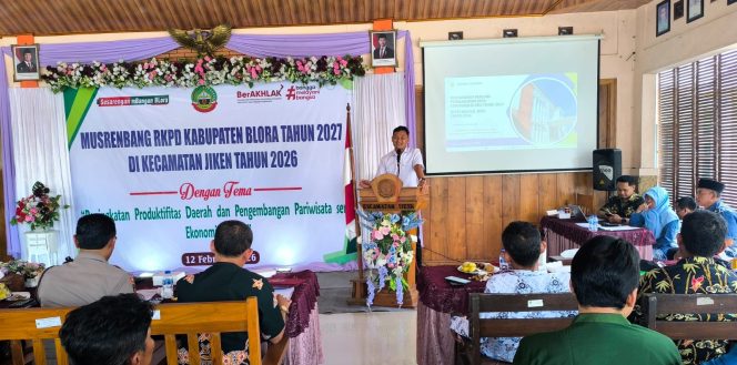 
					Adiria Anggota DPRD Blora dari Gerindra saat memberikan arahan dalam musdes di salah satu desa kecamatan jiken