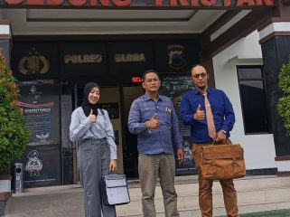 Agus Sutrisno atau Agus Palon didamping pengacara saat hadiri panggilan Polres Blora Terkait dugaan pengrusakan pembangunan jalan di Palon