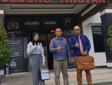 Agus Sutrisno atau Agus Palon didamping pengacara saat hadiri panggilan Polres Blora Terkait dugaan pengrusakan pembangunan jalan di Palon