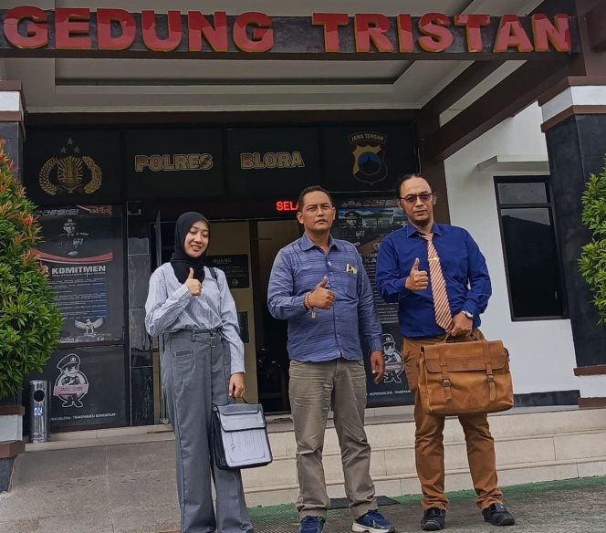 
					Agus Sutrisno atau Agus Palon didamping pengacara saat hadiri panggilan Polres Blora Terkait dugaan pengrusakan pembangunan jalan di Palon